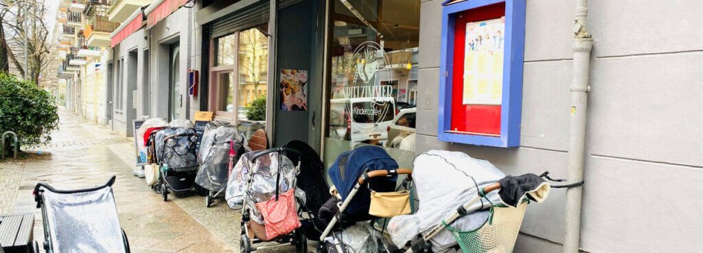 Eingang des Kindercafés Spielzimmer in der Schliemannstraße