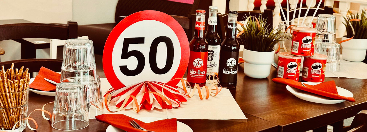 Feiert euren 50. Geburtstag mit euren Lieben im Eltern-Kind-Café Spielzimmer mit Indoorspielplatz und schafft unvergessliche Erinnerungen